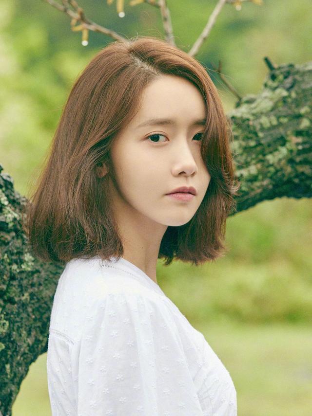 香烟烟雾中的女人